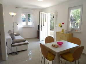 Dining - Aquamarine 2 mit Terrasse by Interhome (Selce)