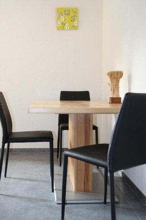 Dining - Studio im Bauernhaus (4 Pers.) by Interhome (Le Mont-Pèlerin)