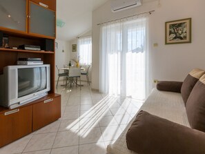 TV - Appartement in Dramalj by Interhome (Crikvenica/Dramalj)