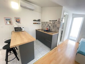 Jääkaappi, mikroaaltouuni, keittoastiat/astiat/ruokailuvälineet