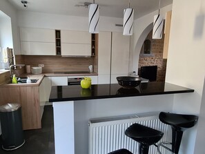 Kühlschrank, Mikrowelle, Ofen, Geschirrspüler
