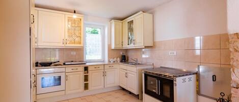 Refrigerador, horno, lavavajillas, utensilios de cocina