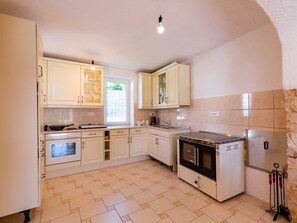 Kühlschrank, Ofen, Geschirrspüler, Kochgeschirr/Geschirr/Besteck