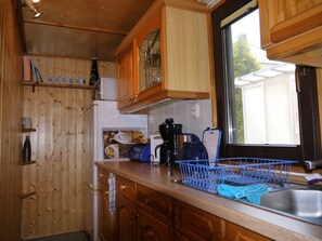 Kylskåp, mikrovågsugn, ugn och grytor/köksredskap