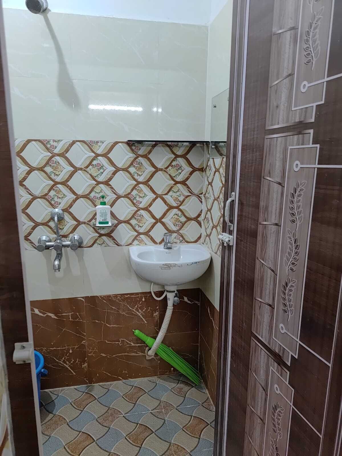 三人房 | 浴室 | 淋浴设施、免费洗浴用品、肥皂、洗发水