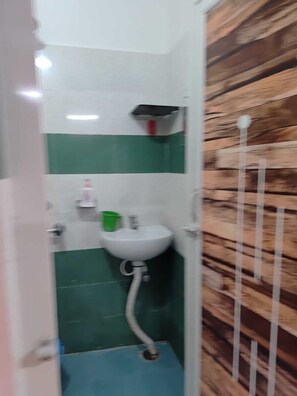 Triple Room | Bathroom | Shower, free toiletries, soap, shampoo - Laxmi Nrusingha Bhawan (Puri)