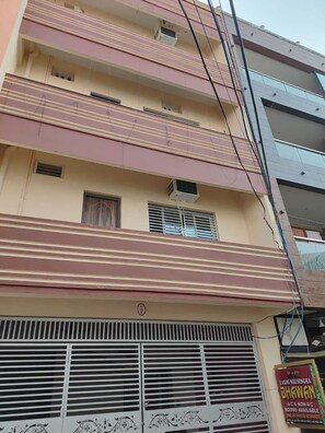 Exterior - Laxmi Nrusingha Bhawan (Puri)