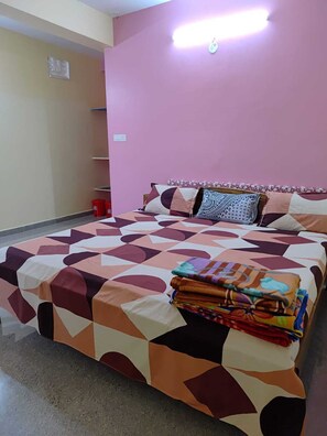 Triple Room | Free rollaway beds, free WiFi, bed sheets - Laxmi Nrusingha Bhawan (Puri)