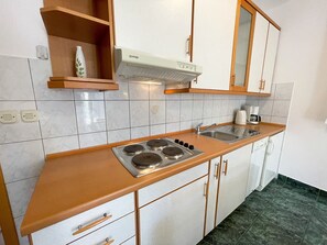 Kühlschrank, Geschirrspüler, Kochgeschirr/Geschirr/Besteck