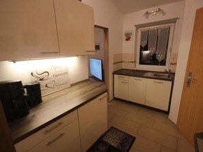 Fridge, dishwasher, cookware/dishes/utensils - Mueritzbrise 3 mit Terrasse free WiFi by Interhome (Ludorf)