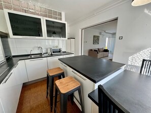 Kühlschrank, Mikrowelle, Ofen, Kochgeschirr/Geschirr/Besteck