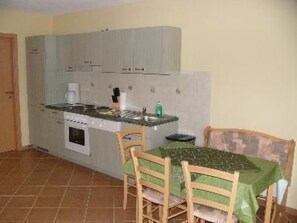 Kühlschrank, Ofen, Geschirrspüler, Kochgeschirr/Geschirr/Besteck