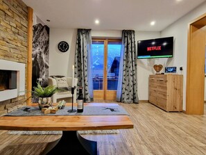 TV - Ruhige-Ferienwohnung mit Süd Balkon in Zentrum by Interhome (Pfronten)
