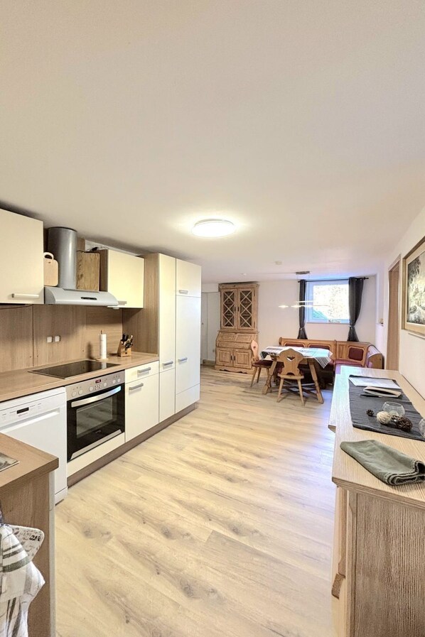 Fridge, oven, dishwasher, cookware/dishes/utensils