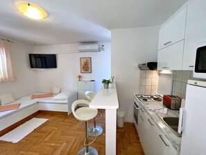 Fridge, microwave, oven, cookware/dishes/utensils - Apartment Brebric - 540 Meter vom Meer entfernt by Interhome (Polje)