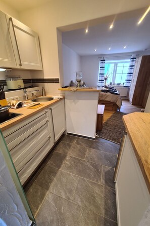 Kühlschrank, Mikrowelle, Ofen, Kochgeschirr/Geschirr/Besteck