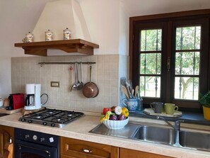 Refrigerador, microondas, horno y utensilios de cocina 