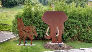 A garden with metal sculptures of an elephant and a zebra. - in Kuhklingen mit Großer Terrasse by Interhome (Wald-Michelbach)