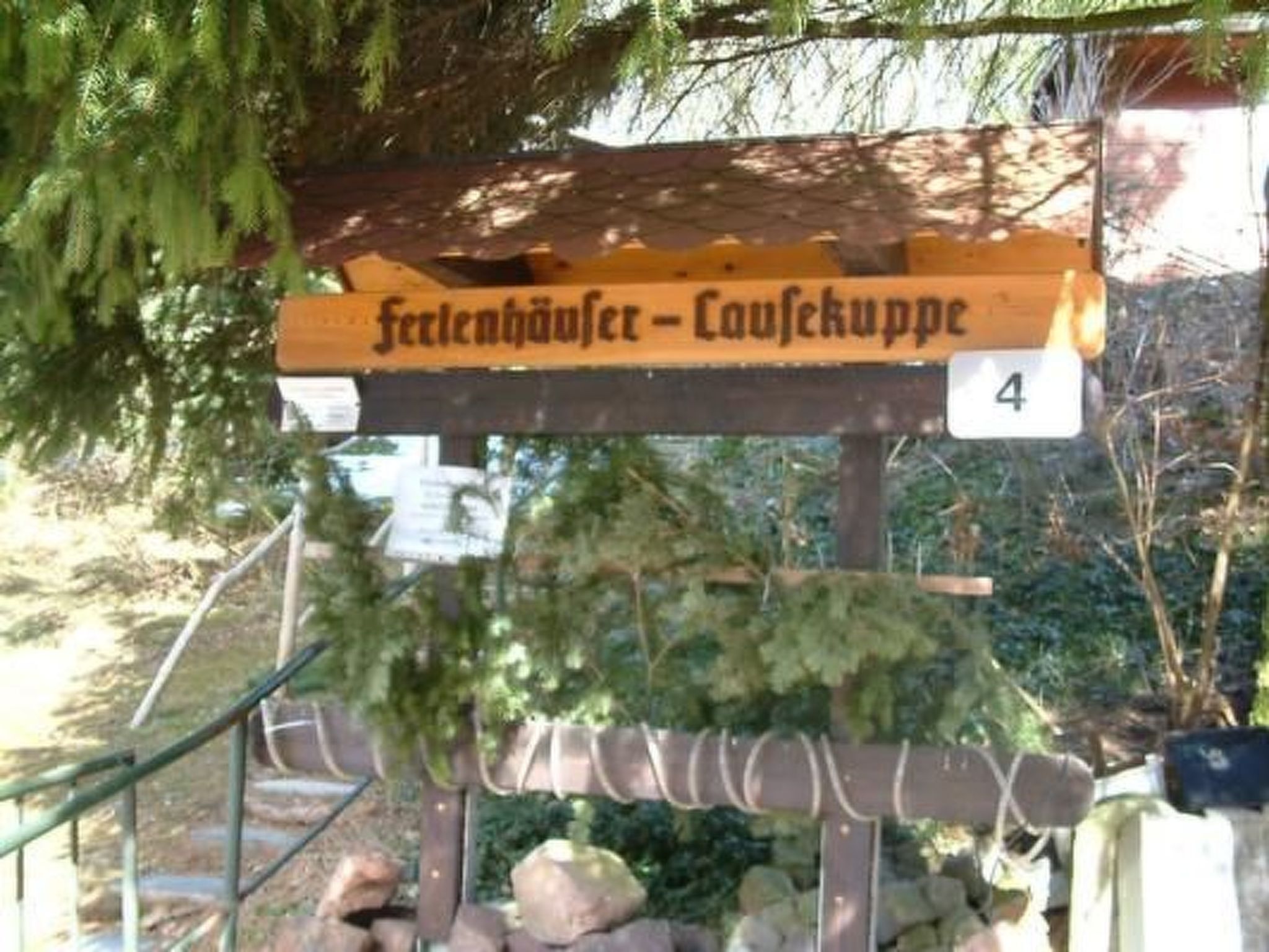 Un cartello di legno con la scritta 'Fleckenhäuser - Caufekuppe' e il numero '4'.