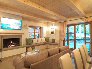 Fernseher, Kamin, DVD-Player