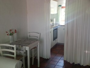 Dining - Große Ferienwohnung mit Garten, Grill und Terrasse by Interhome (Wiefelstede)