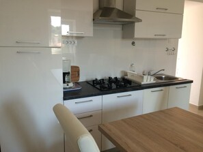 Fridge, cookware/dishes/utensils - Wohnung mit Blick auf das Wasser by Interhome (Pula/Banjole)
