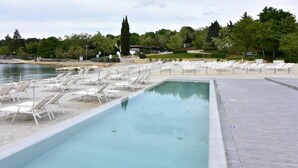 A swimming pool with sun loungers, a clear sky, and trees in the background. - Apartment NOA 4 by Interhome (Poreč/Tar)