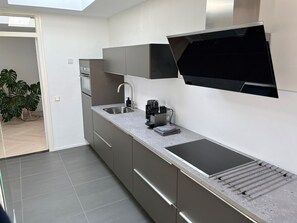 Refrigerador, microondas, horno y lavavajillas 