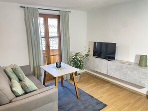 Living area - Vacation apartment Isolde in the vacation home Bayerisch Gmain for 1 - 3 persons, 32 sqm with balcony (Bayerisch Gmain)