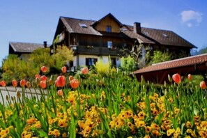 Property grounds - Vacation apartment Isolde in the vacation home Bayerisch Gmain for 1 - 3 persons, 32 sqm with balcony (Bayerisch Gmain)