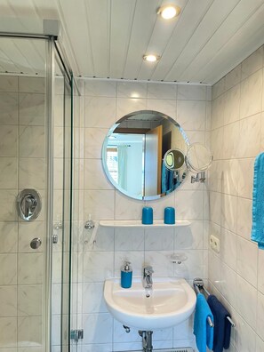 Shower, hair dryer, towels - Vacation apartment Isolde in the vacation home Bayerisch Gmain for 1 - 3 persons, 32 sqm with balcony (Bayerisch Gmain)
