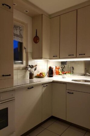 Frigorifero, forno, lavastoviglie, pentole/stoviglie/utensili