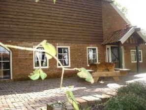 Outdoor dining - Gemütlicher Ferienhof Loosternest in Vriescheloo by Interhome (Vriescheloo)