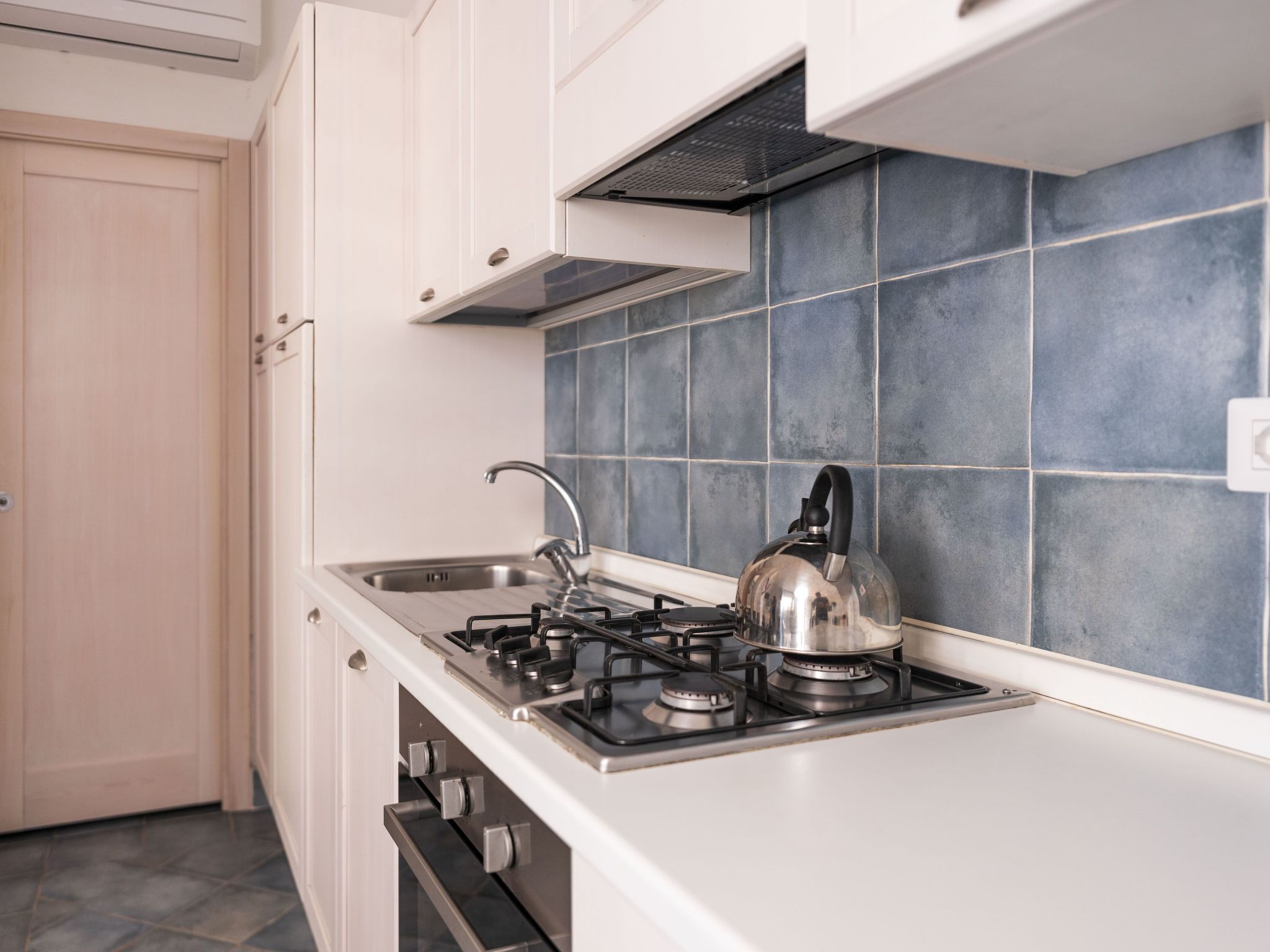 Kühlschrank, Ofen, Kochgeschirr/Geschirr/Besteck