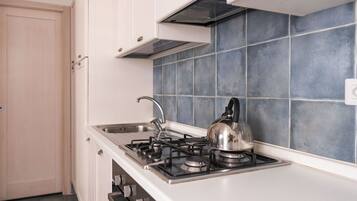 Kühlschrank, Ofen, Kochgeschirr/Geschirr/Besteck