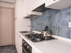 Kühlschrank, Ofen, Kochgeschirr/Geschirr/Besteck