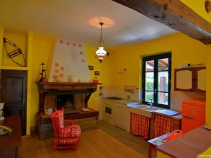 Fridge, oven, dishwasher, cookware/dishes/utensils - Wohnung in Piteglio mit Privatem Garten by Interhome (Popiglio)