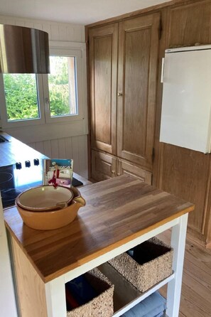 ثلاجة، فرن، مستلزمات طهي/أطباق/أوعية