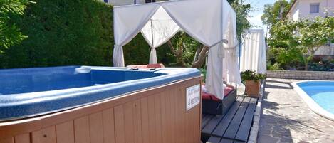 Outdoor spa tub