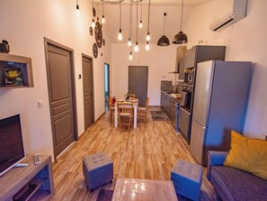 TV - Leonie's Gîte Moulin de Tartay in Avignon by Interhome (Montfavet)