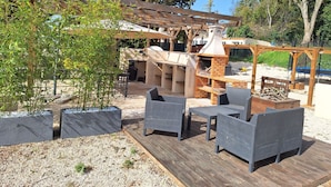 Outdoor dining - Leonie's Gîte Moulin de Tartay in Avignon by Interhome (Montfavet)