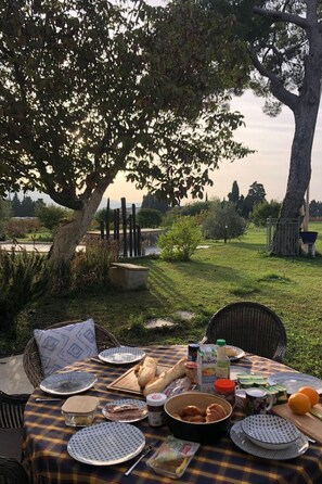 Outdoor dining - Charmantes Bauernhaus in der Provence by Interhome (Violès)