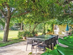 Outdoor dining - auf dem Land mit Pool by Interhome (Bédarrides)