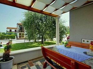 Outdoor dining - Komfortable Wohnung Bozica 2 Umag by Interhome (Umag)