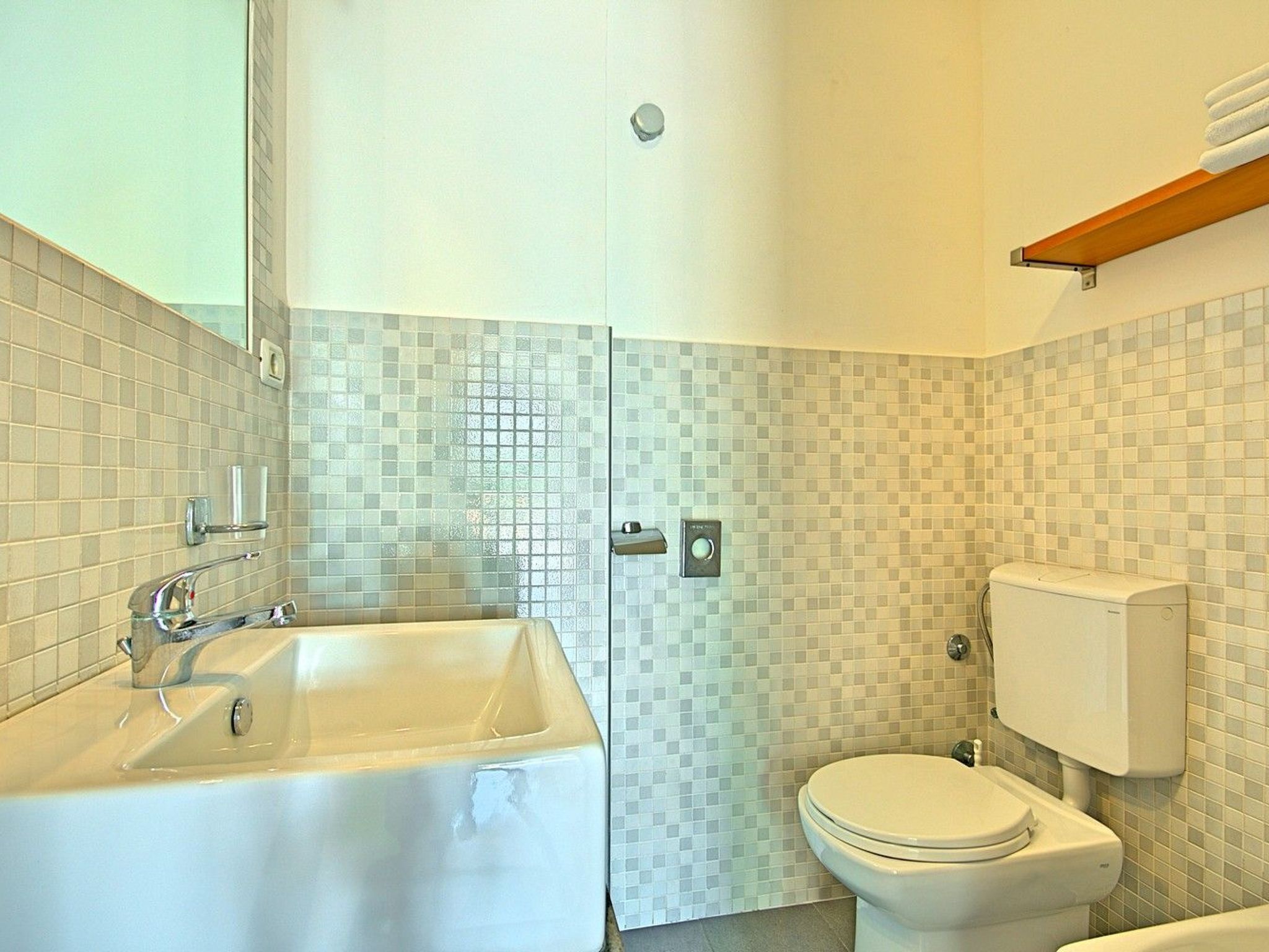 Une salle de bain avec une baignoire, des toilettes et un porte-serviettes.