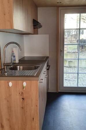 Jääkaappi, uuni, keittoastiat/astiat/ruokailuvälineet