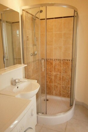 Bathroom - Le gite du randonneur (Das Ferienhaus des Wanderers) by Interhome (Sennecey le Grand)