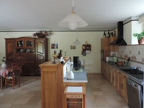 Fridge, microwave, oven, dishwasher - Villa Roland in Burgund 125m2 4 Sterne by Interhome (Chagny)