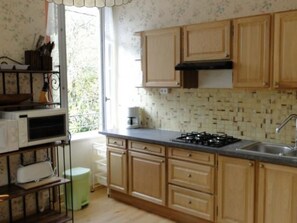 Fridge, microwave, oven, cookware/dishes/utensils - Unterkunft mit eigenem Garten und Blick auf den Fluss by Interhome (Quimperlé)