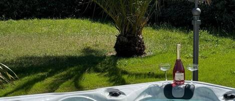 مغطس سبا خارجي